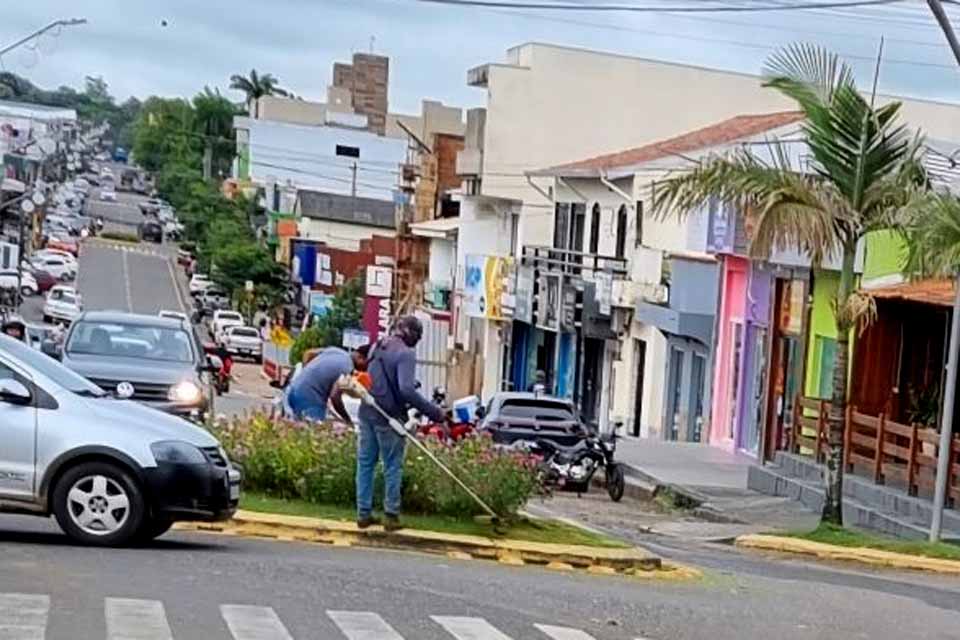 Motoristas reclamam de pedras lançadas por roçadeiras e que podem causar acidentes