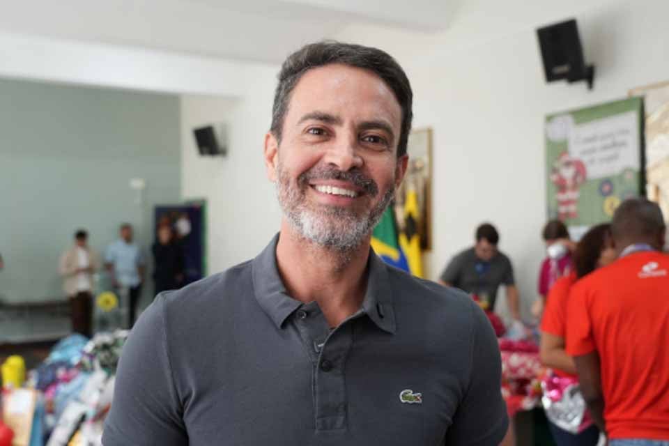 Servidores entregam centenas de presentes para o Papai Noel dos Correios