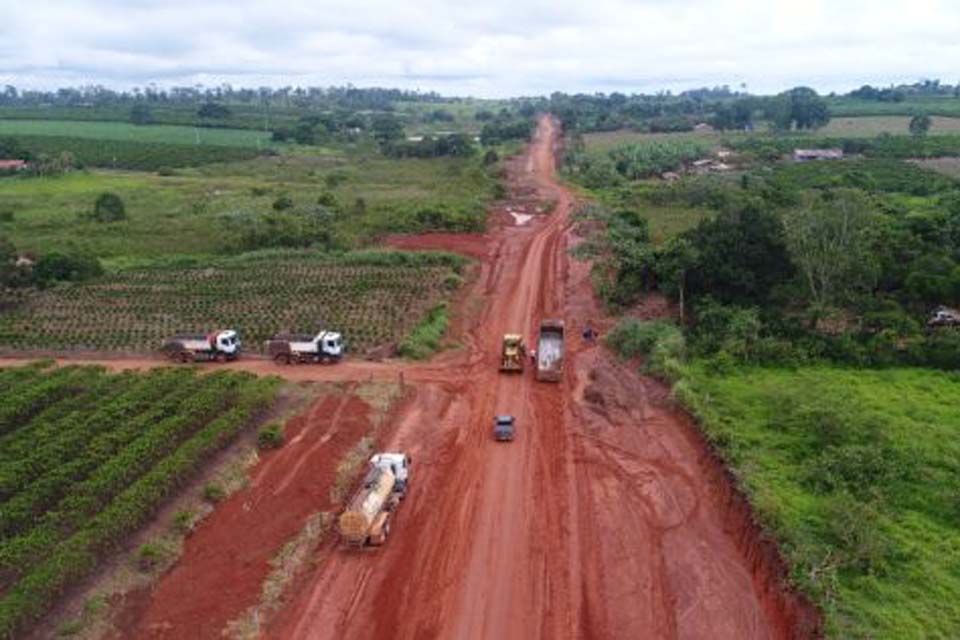 Obras de asfaltamento avançam na rodovia-135, no distrito de Vila Marcão
