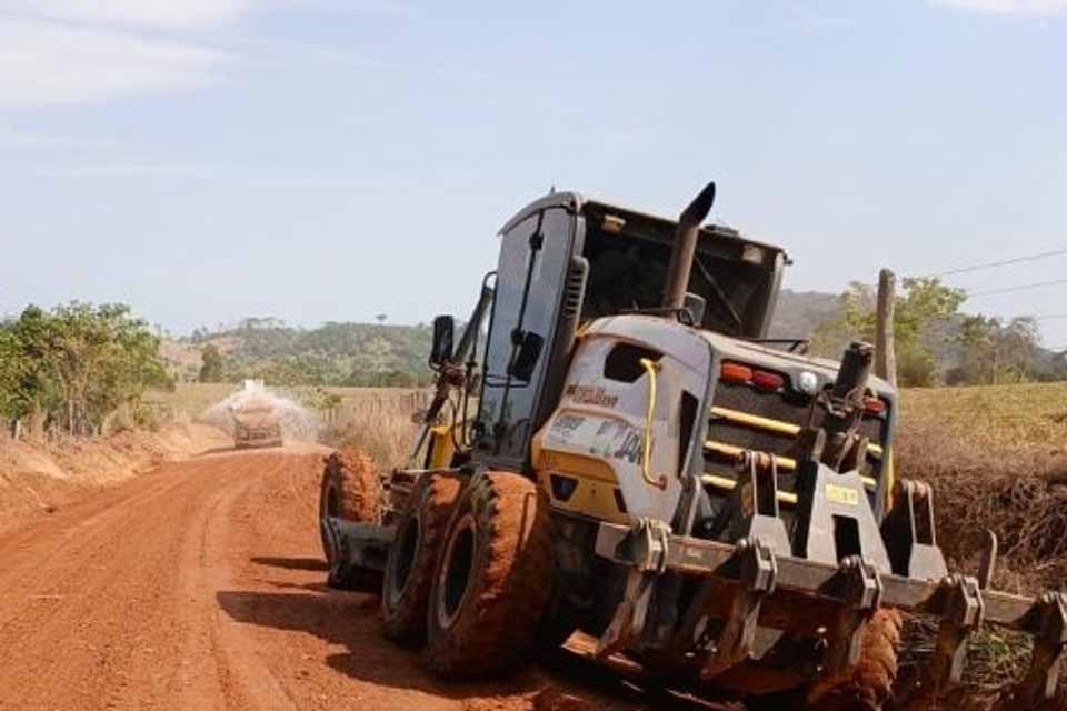 Prefeitura realiza patrolamento em 41 linhas e atende 600 propriedades com o programa Caminho Rural