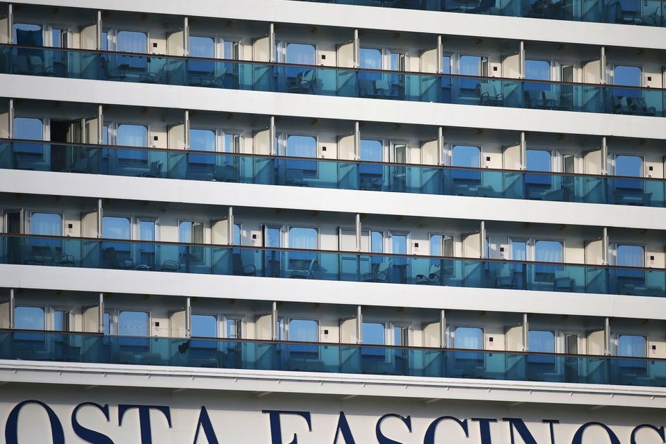 Brasileiros deixam embarcação Costa Fascinosa em Santos