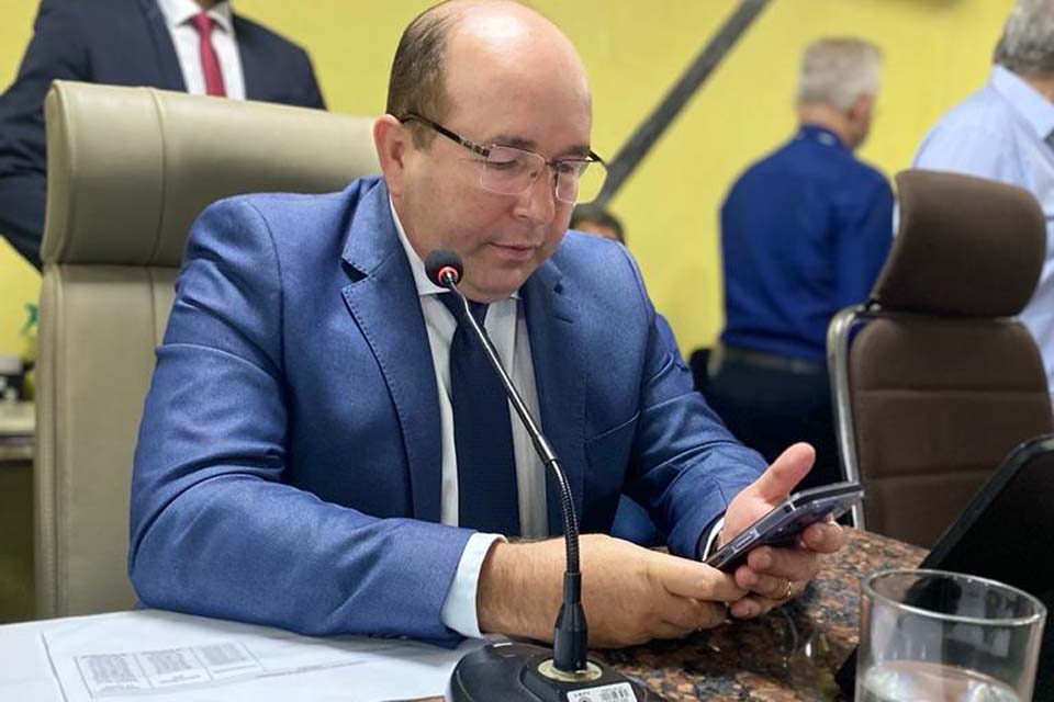 Prefeitura de Porto Velho limpa e encascalha via no Jardim Santana após pedido de Edwilson Negreiros