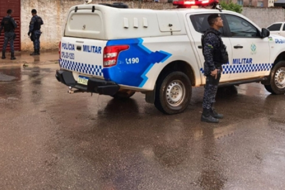 Policia Militar fecha boca de fumo e faccionado foge durante operação