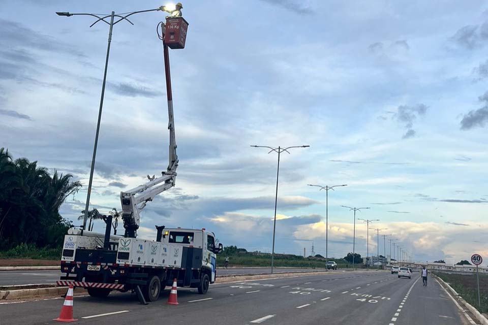 Emdur de Porto Velho recupera iluminação da Santos Dumont após curto circuito