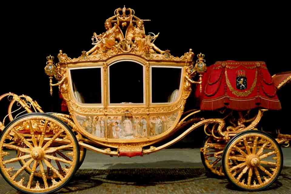 Rei da Holanda vai aposentar carruagem de ouro com imagem de negros escravizados