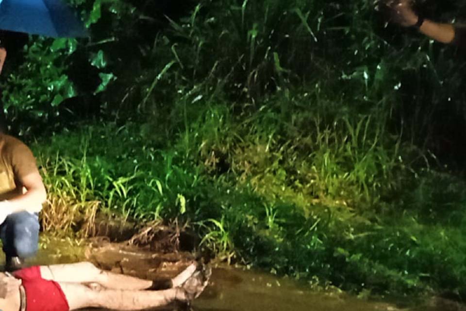 Esfaqueado durante tiroteio é encontrado morto em matagal na zona leste