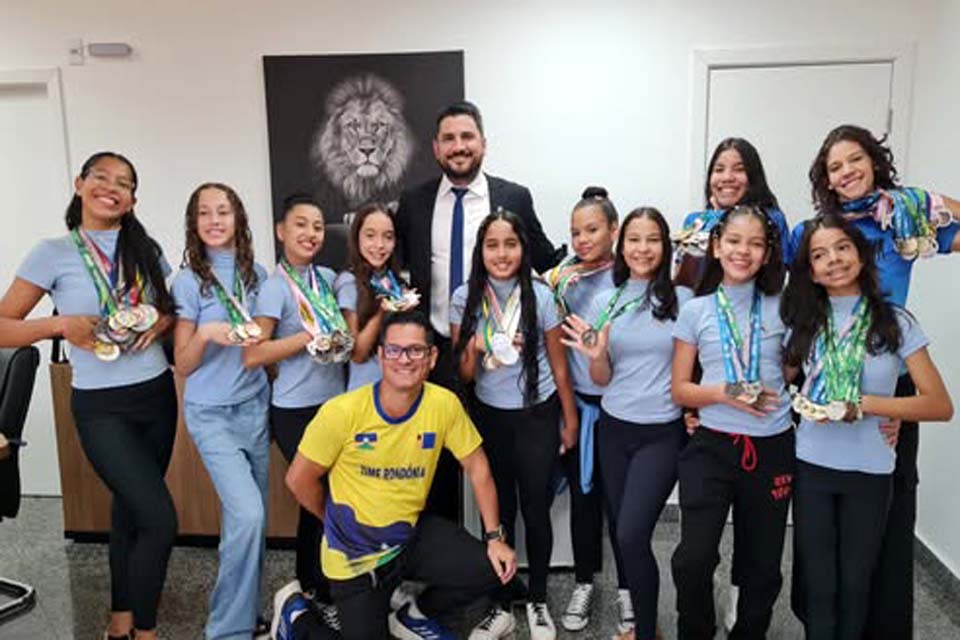 Deputado Jean Mendonça recebe atletas e comissão classificadas para torneio nacional