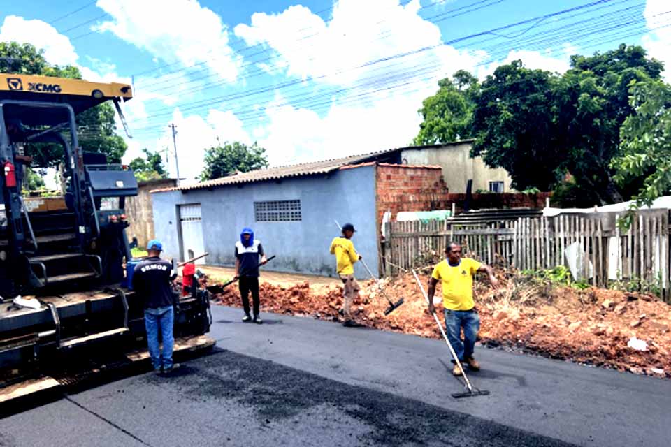 Rua Estocolmo recebe asfalto e transforma rotina de moradores no bairro Novo Horizonte