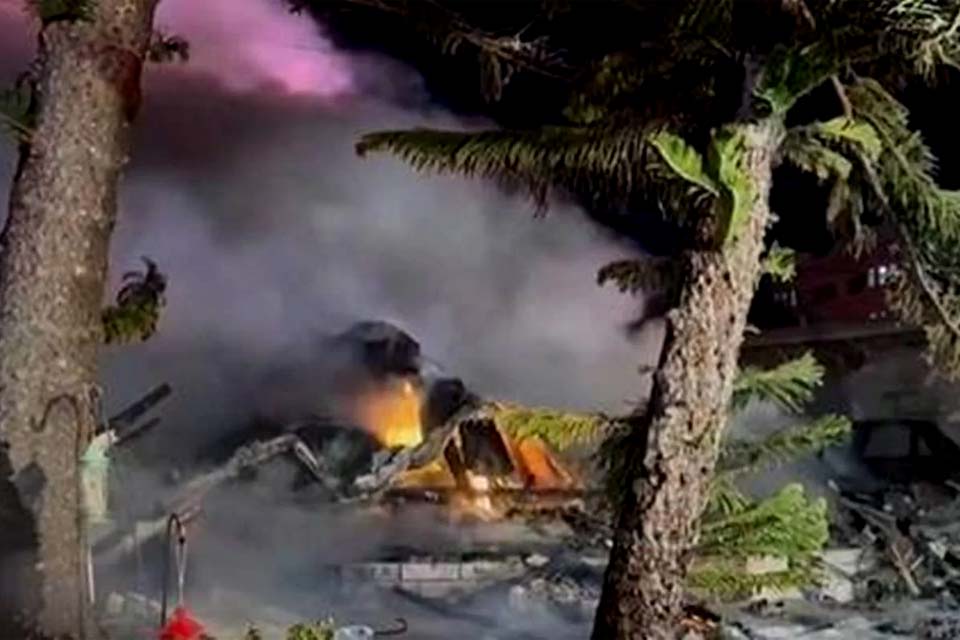 EUA: avião pequeno cai em parque de trailers e causa diversas mortes