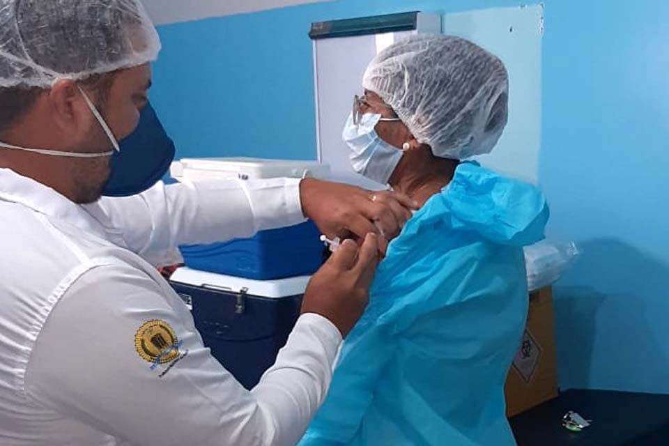 Profissionais de saúde das UPAS Sul e Leste são vacinados contra a Covid-19