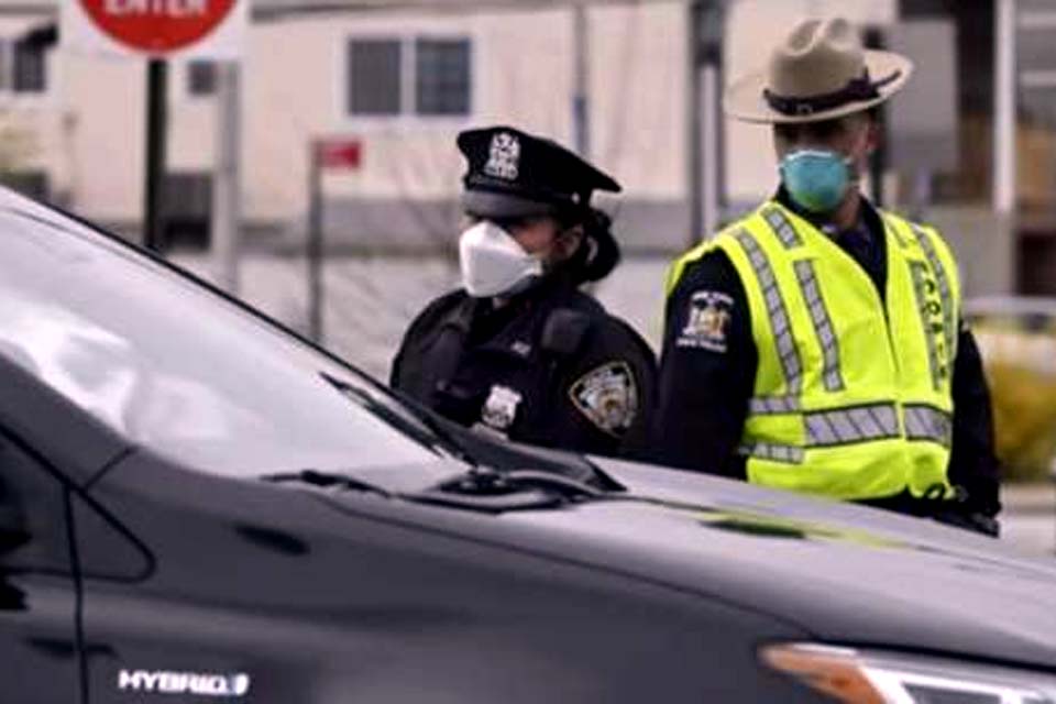 Mais de 500 policiais de Nova York testam positivo e outros 3 mil estão com sintomas