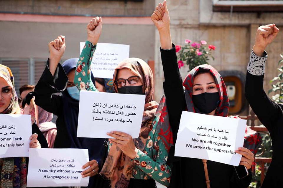 Mulheres afegãs perdem empregos devido a contexto social e económico