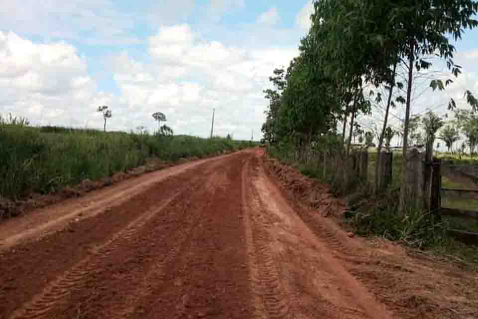 Prefeitura recupera trechos de estradas rurais em União Bandeirantes e Rio Pardo