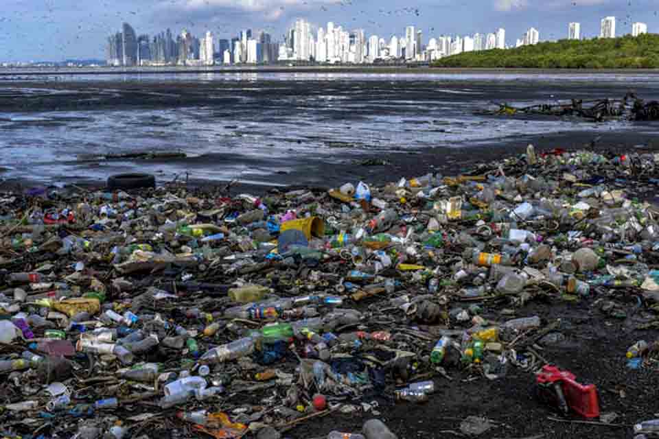 França sedia cúpula internacional pela preservação dos oceanos e pressiona por acordo global