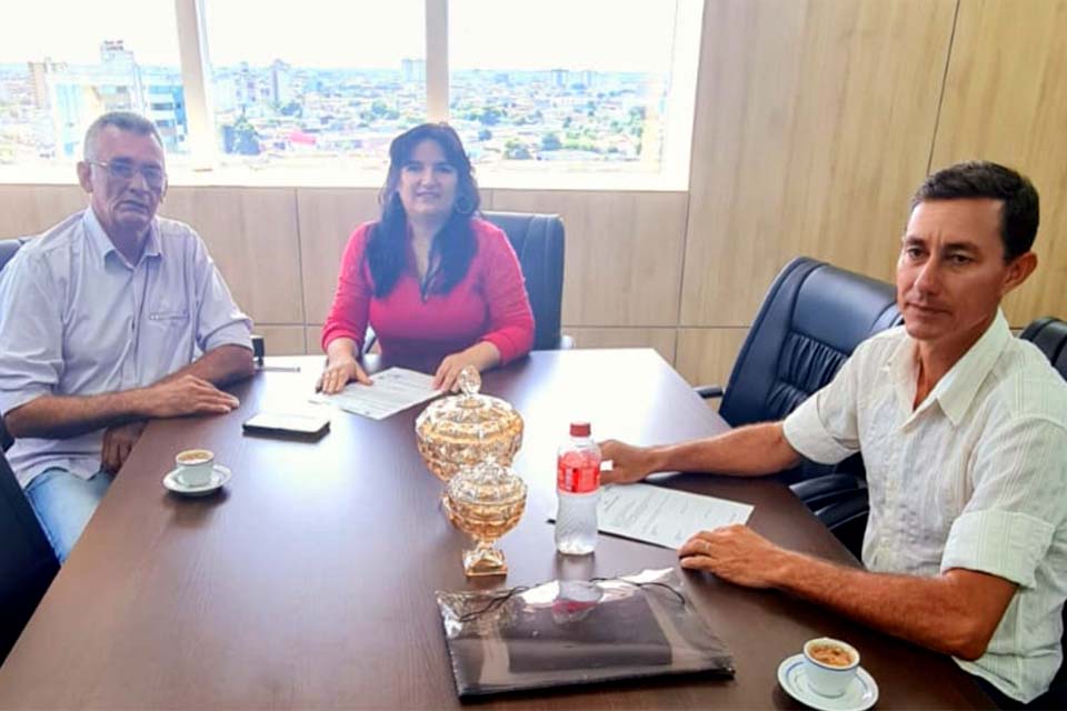Chefe de gabinete do Deputado Jean Mendonça, Irma Fogaça recebe Secretário da Agricultura de Monte Negro