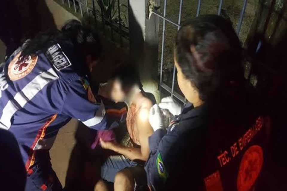 Homem atacado a facadas pede socorro na rodoviária de Porto Velho