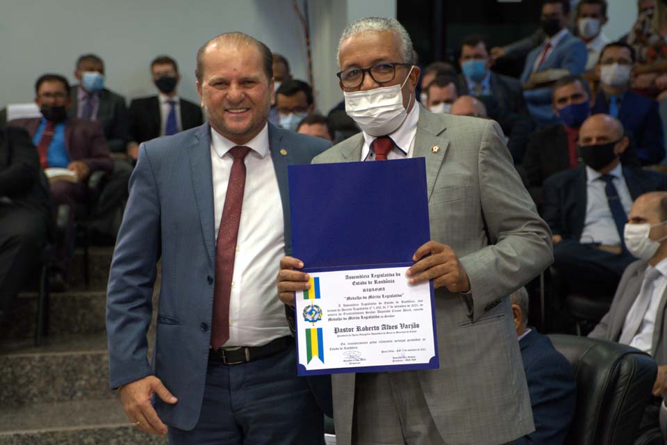 Deputado Estadual Cirone Deiró homenageia pastor Roberto Varjão com Medalha de Mérito Legislativo