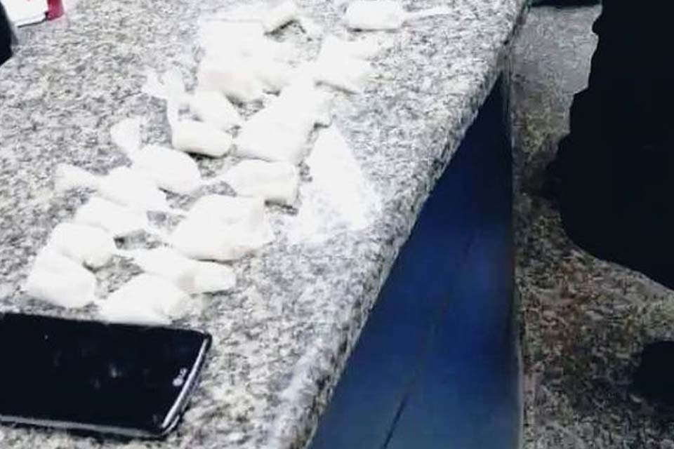 Polícia flagra adolescente vendendo cocaína em bar na zona Leste
