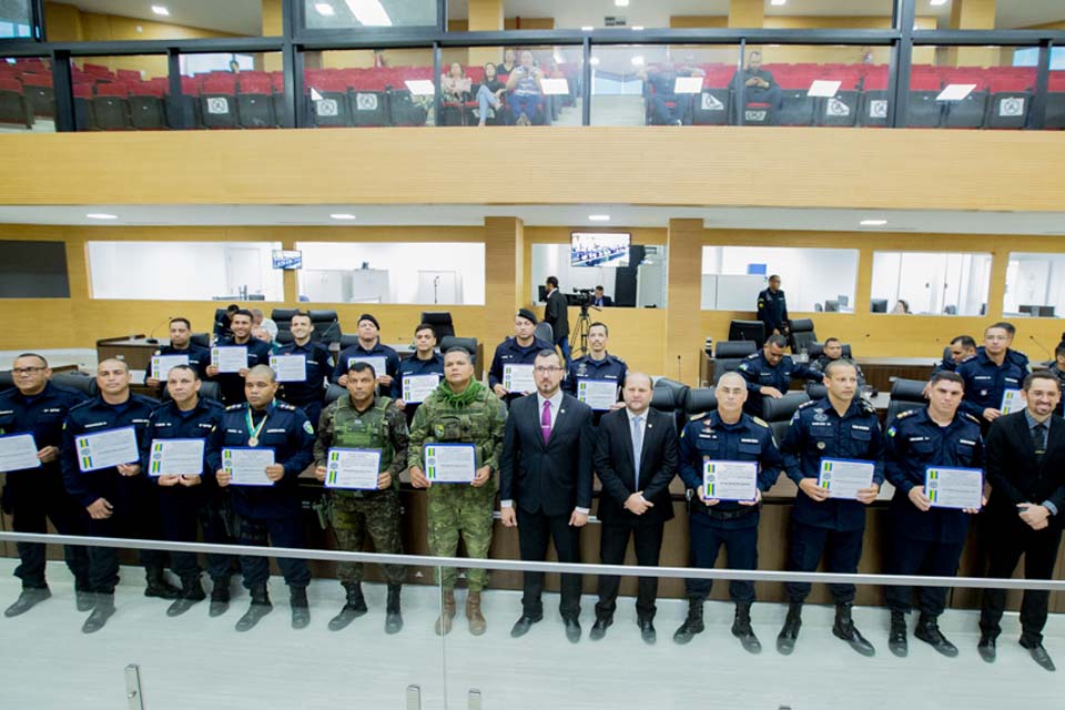 Cirone Deiró presta homenagem a oficiais da Polícia Militar de Rondônia com a outorga de Votos de Louvor