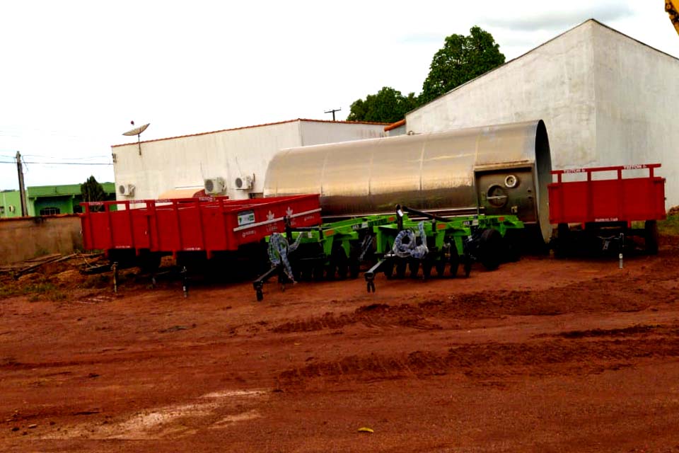 Prefeitura recebe na próxima semana mais trator com grade e carreta para o município