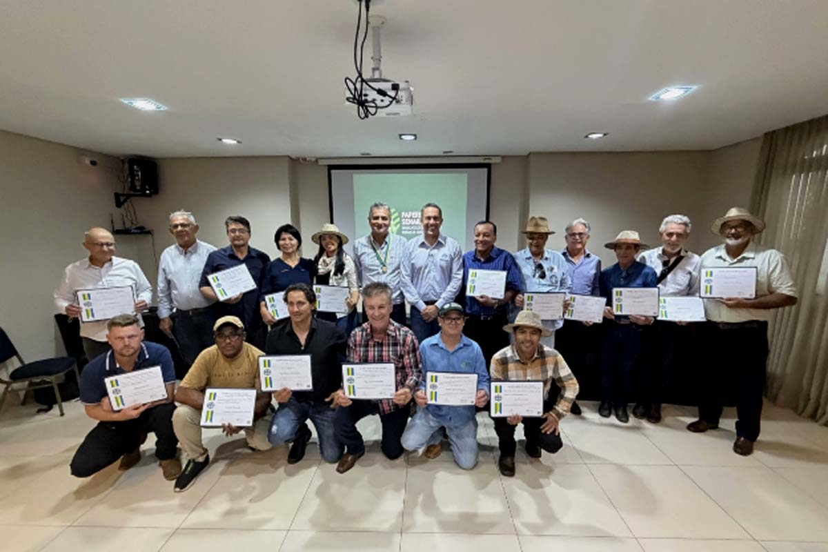 Eyder Brasil homenageia presidente da FAPERON com Medalha do Mérito Legislativo em Ji-Paraná