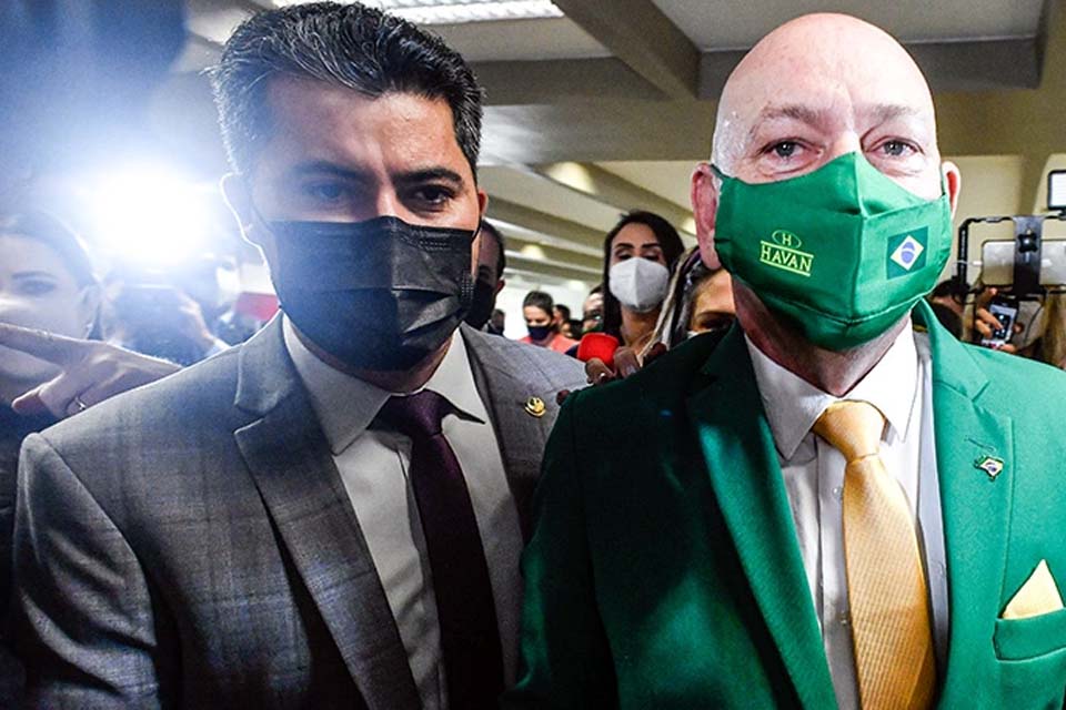 Denominado como negacionista por órgão de imprensa do Amazonas, senador de Rondônia vira cidadão daquele estado