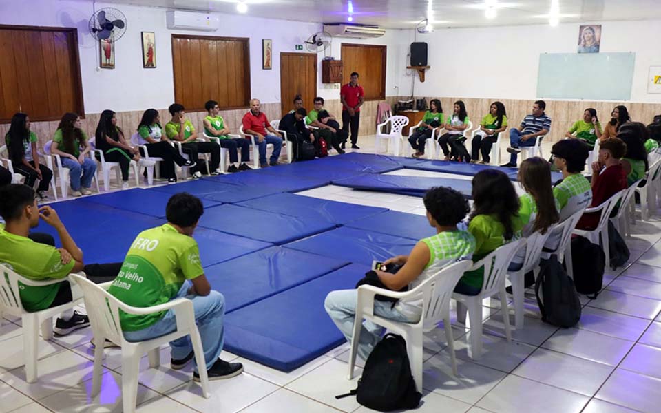Alunos do Calama visitam ONG que atua na reintegração de egressos do sistema prisional