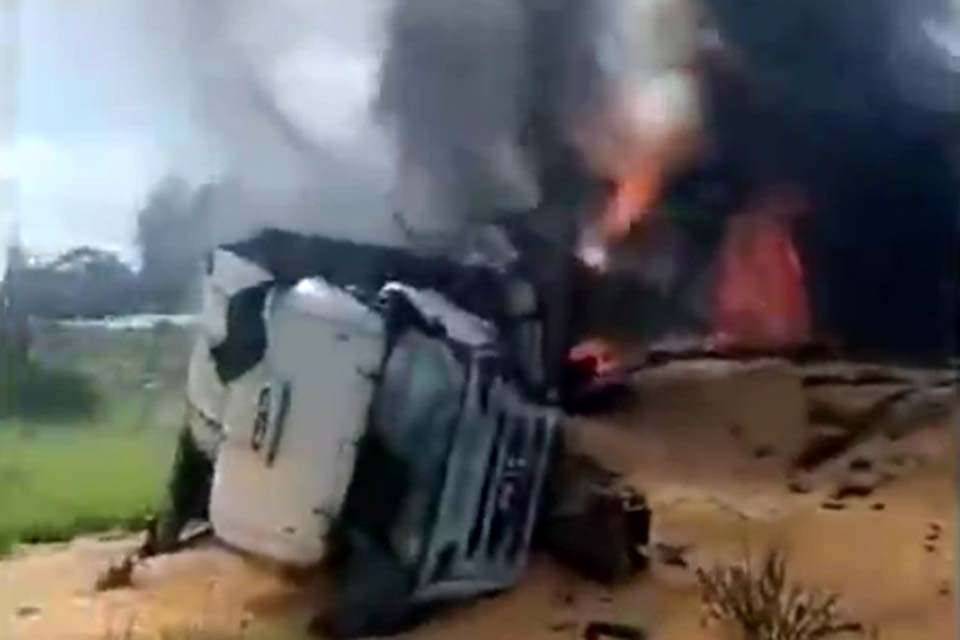 Colisão frontal entre carretas deixa três vítimas fatais na BR-364