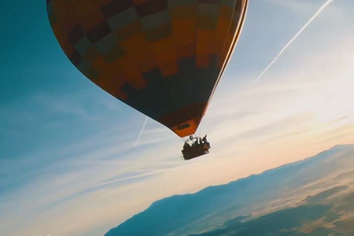 Paraquedista salta de balão de ar quente e imagem é incrível 