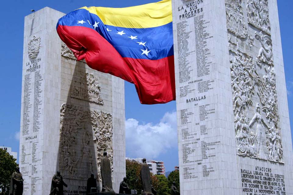 Motociclistas venezuelanos protestam pela falta de gasolina