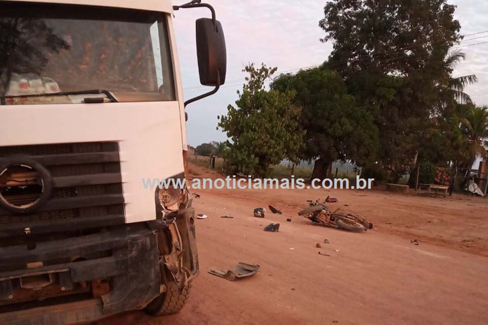  Motociclista morre após colidir com caminhão leiteiro em Nova Mamoré
