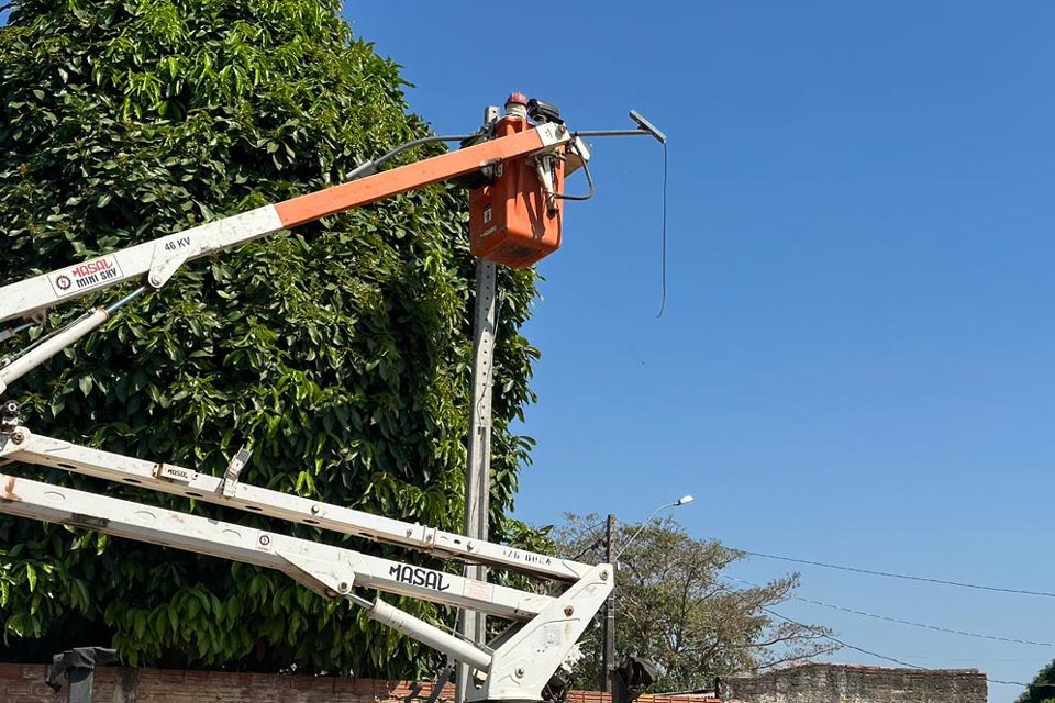 Bairros Costa e Silva e Nova Esperança começam a receber instalação de lâmpadas de LED