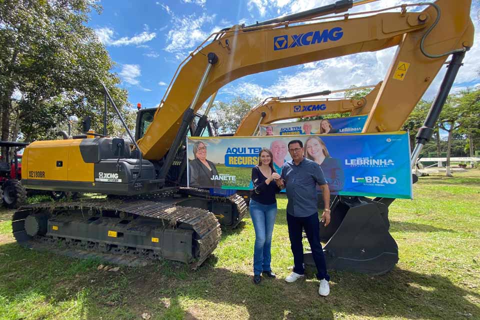 Rolim de Moura recebe escavadeira hidráulica em solenidade em Porto Velho