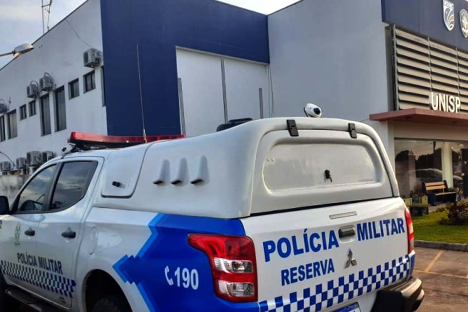 Ladrões fazem mulher refém e fogem levando moto, armas e munições