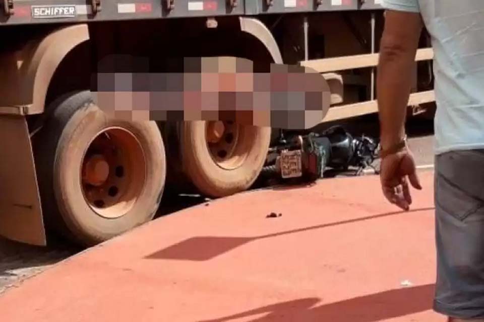 Moto fica debaixo de carreta após colisão em Rolim de Moura