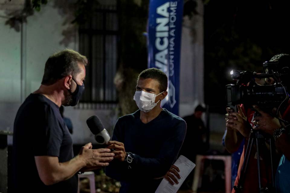 Durante 8ª edição do drive-thru para imunização contra a covid-19, prefeito Hildon Chaves reduz faixa etária para 25 anos acima