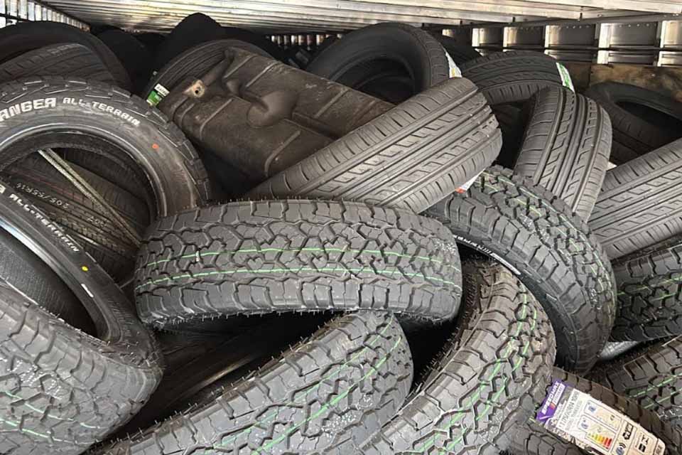 Equipe de Vigilância e Repressão da DRF Porto Velho apreende quase 1 milhão de reais em pneus