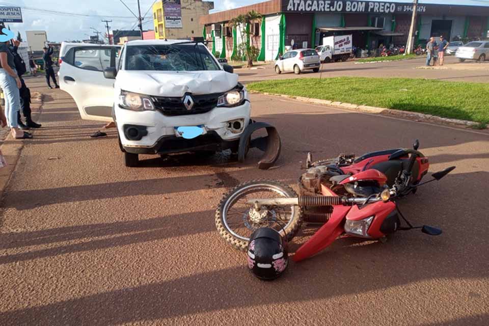Mulher de moto é lançada para cima de capo de carro após colisão 