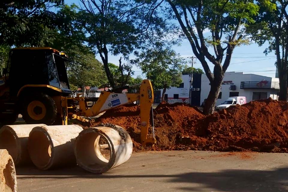 Limpeza de galerias em avenidas visa evitar alagamentos na época chuvosa