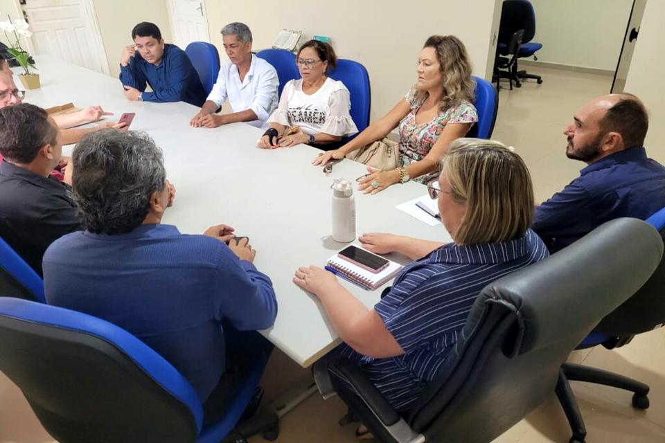 Representantes do Sindsaúde se reúnem com a prefeita de Guajará-Mirim para discutir a pauta da saúde