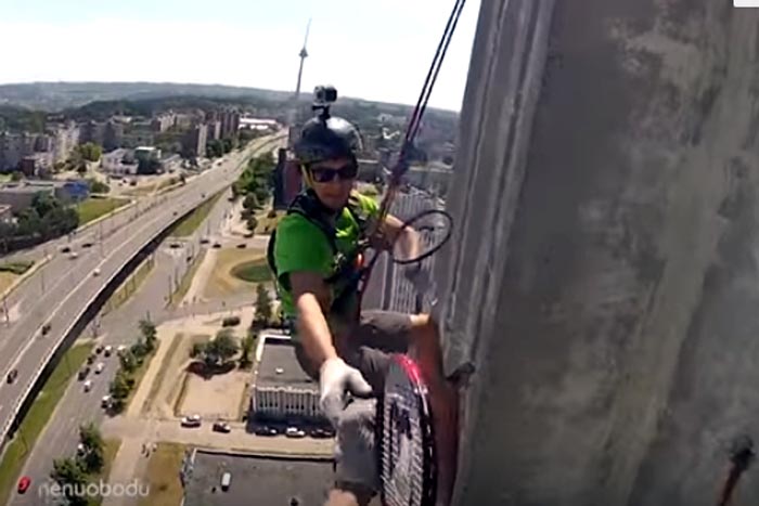 Incrível: Amigos jogam Badminton durante rapel 