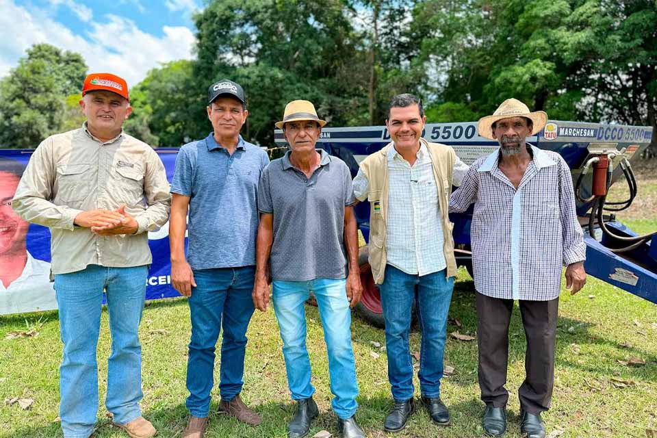Deputado Cássio Gois entrega implementos agrícolas e reforça apoio à agricultura familiar em Espigão  