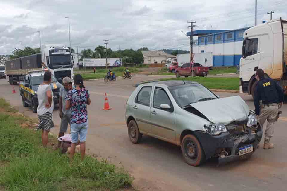 Acidente envolvendo dois carros no cruzamento da BR 364 com Marechal Rondon