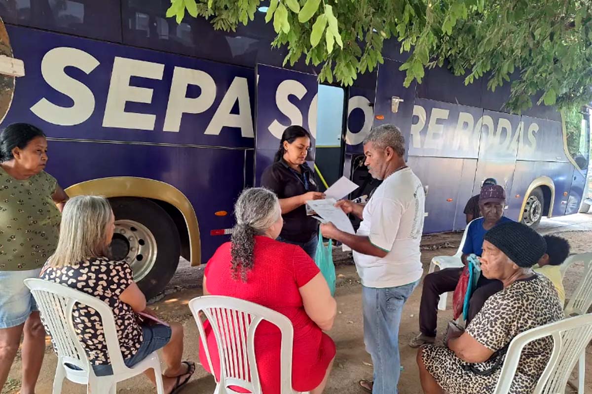 Moradores de Cacaulândia recebem certidões de regularização fundiária nesta sexta-feira (15)