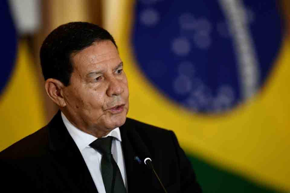 'Não adianta impor algo nacional', diz Mourão sobre pedido de toque de recolher