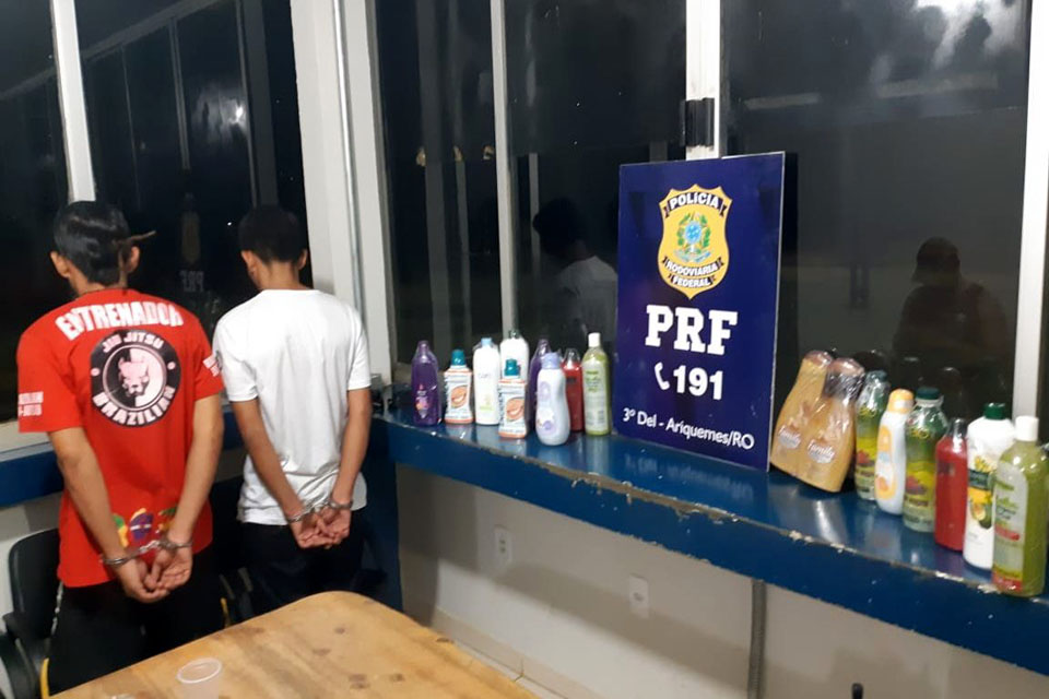 PRF prende dupla de equatorianos com 18 quilos de cocaína liquida