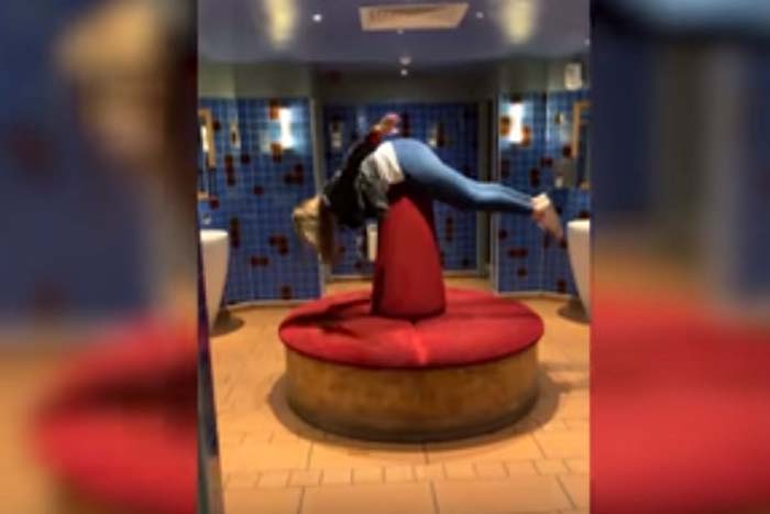 Mulher tenta se equilibrar em poltrona, se desequilibra e cai 