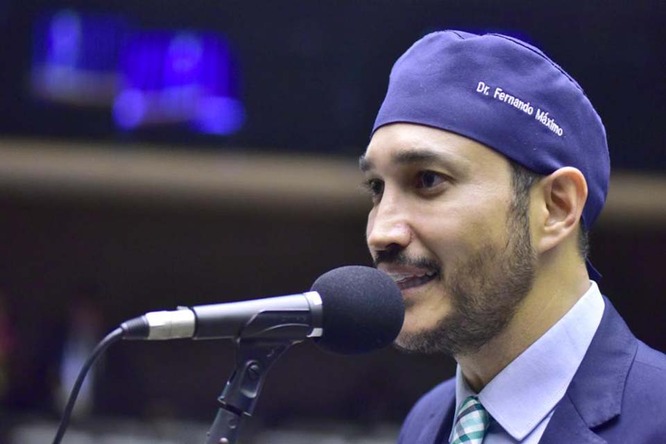 Relator Fernando Máximo exemplifica como vai funcionar a isenção tributária para igrejas aprovada por unanimidade