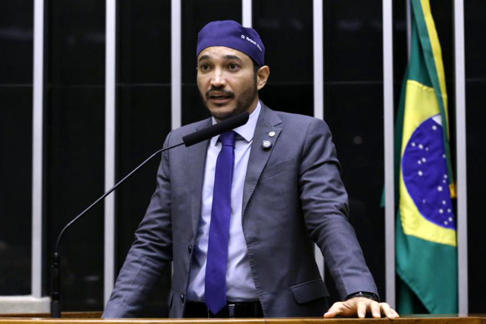 Deputado Dr. Fernando Máximo alerta para os impactos das apostas on-line no Brasil