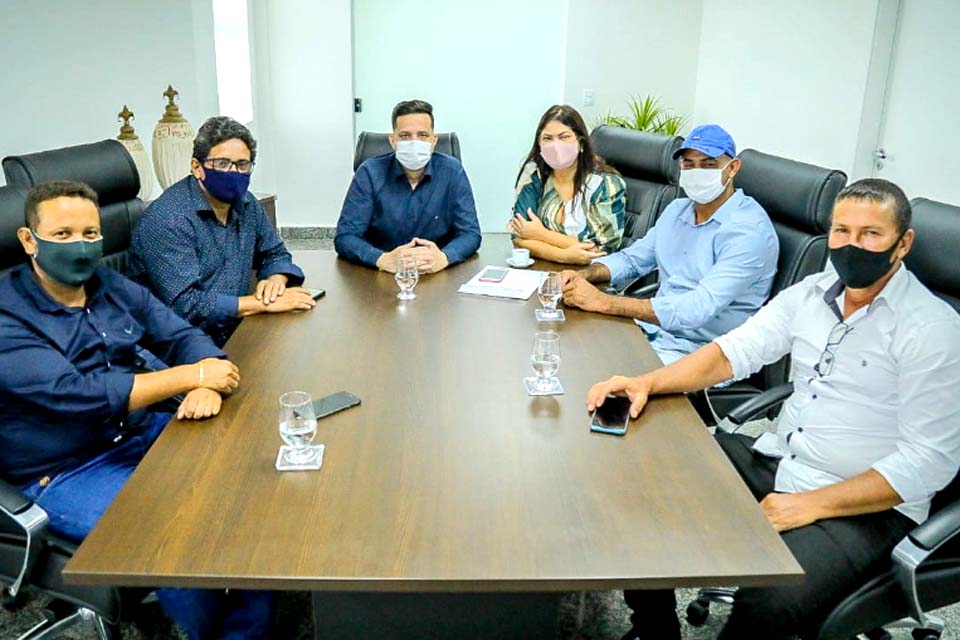 Melhorias nas estradas vicinais e compra de tubos corrugados para o município de Theobroma são asseguradas